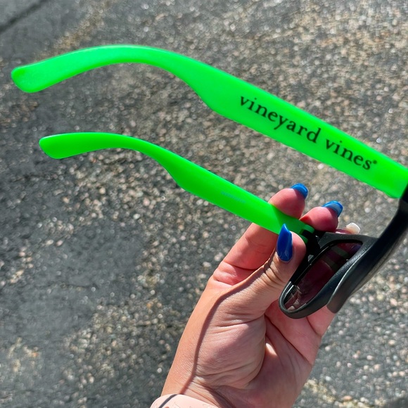 🆕Never Worn Vineyard Vines Sunglasses - Picture 4 of 5